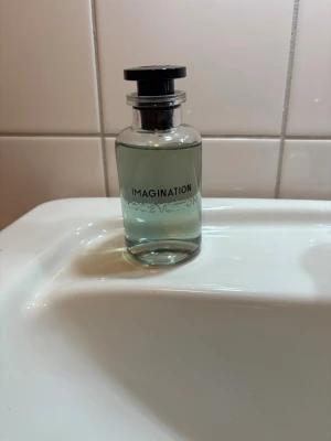 Louis Vuitton imagination - Säljer denna fräscha parfym då den inte används! Luktar sjukt gott och passar bra till sommaren. Tagit Max 10 spray av den så den är inprincip ny🤗. Skriv vid frågor🙌