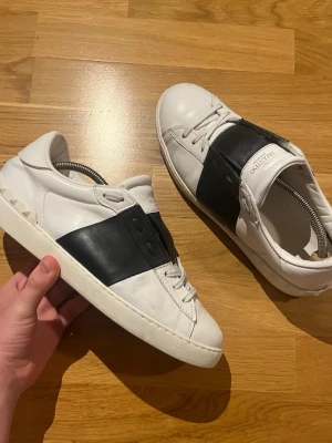 Valentino Garavani - Opens - Väldigt fina Opens | Storlek: 44, innersulans mått är prick 29 cm | Självklart autentiska | Skick: bedöms själv med hjälp av bilder, i min uppskattning väldigt bra skick. Skriv gärna vid behov av fler bilder | Tillbehör: endast skor | Kom PM vid frågor, allt gott |