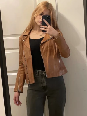 Vintage Stradivarius Real Leather Jacket - Min mammas gamla läderjacka från Stradivarius. Väldigt fin och i perfekt skick, A real gem❤️