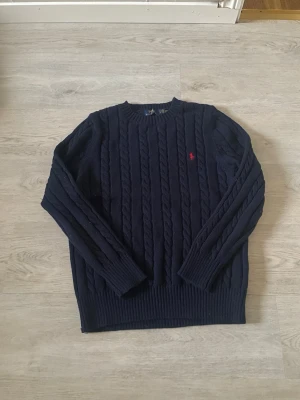 Mörkblå stickad polo Ralph lauren tröja  - Säljer en vintrig och somrig stickad tröja från Ralph lauren i storlek M 