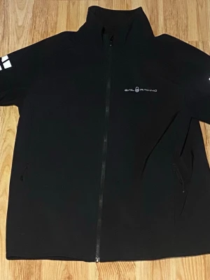 Sail Racing windbreaker  - Har köpt för 2 år sen på kidsbrandstore, har inte använt alls, fråga om fler bilder om ni vill. Passar jätte bra för våren.