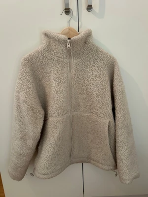 Beige teddyjacka från Carin Wester - Mysig beige teddyjacka från Carin Wester i storlek xs. Perfekt nu till våren.♥️