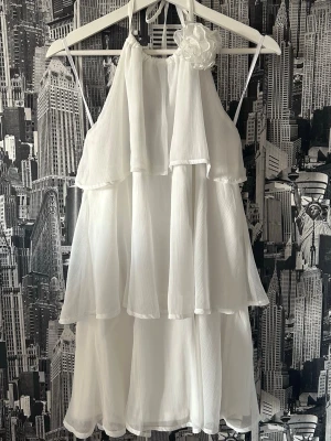 Studentklänning  - Jätte fin studentklänning från Vero Moda. Köpte på vinted så enbart använd en gång av förra säljaren. Prislapp finns kvar 