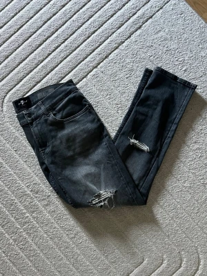 Grå slitna slim jeans  - Säljer ett par gråa slitna jeans från 7 for all man kind. Priset kan diskuteras. Fraktar inom 24h