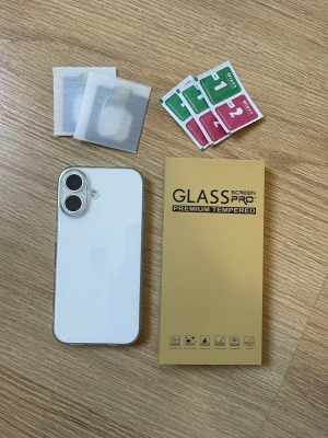 Apple iPhone 16, 256 GB vit, 91% - Billigare pris på vinted! Jag säljer en iPhone 16 256 GB i perfekt skick inga repor eller skador.  Telefonen är fullt fungerande, allt fungerar som det ska. Telefonen har ett skärmskydd, kameraskydd och skal på som man får med. Man får även med 2 extra skärmskydd och 2 extra kameraskydd.  📱Minne: 256 GB 🔋Batteritid: 91% ✨Skick: Perfekt ❌Ingen låda eller kabel ✅Upplåst, iCloud utloggad  Klar att använda direkt efter köp.