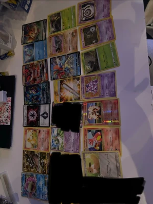 Samling Pokémonkort blandade typer - Säljer en samling Pokémonkort med olika motiv, färger och typer. Blandningen innehåller både vanliga och holografiska kort, med flera olika Pokémon och energikort. Perfekt för dig som vill utöka din samling eller börja spela Pokémon TCG.