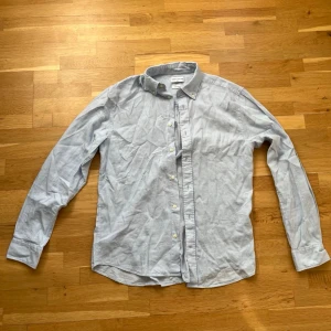 Ljusblå linneskjorta från These Glory Days - Säljer en ljusblå linneskjorta från These Glory Days. Strl S men passar M