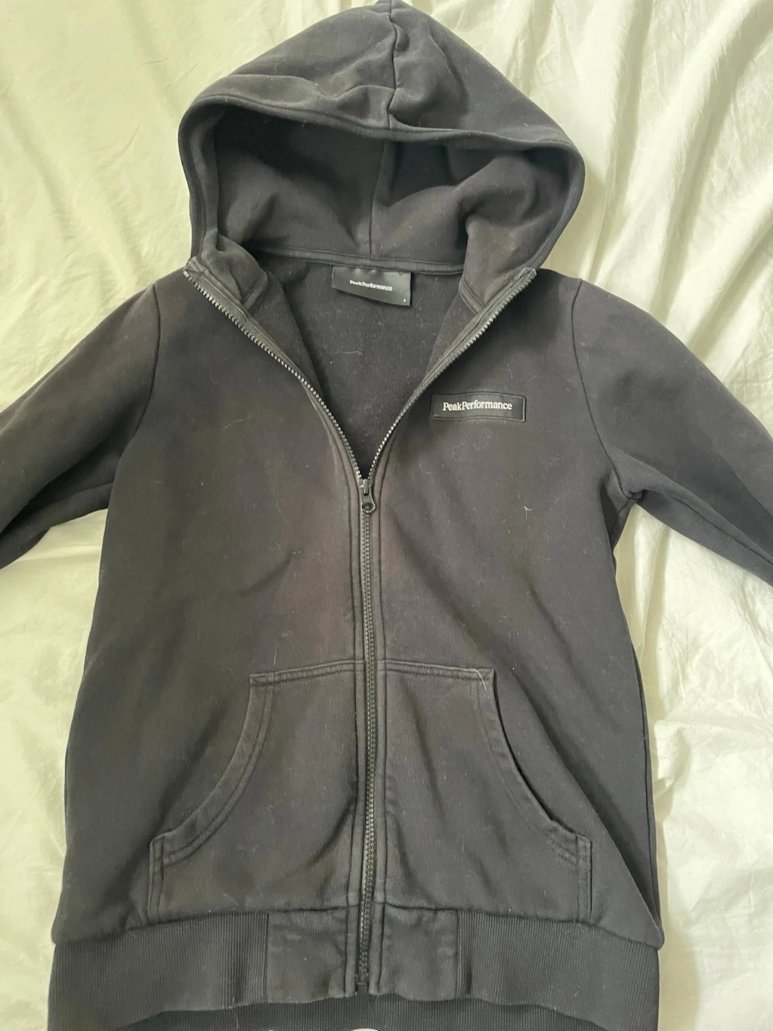 Svart hoodie från Peak Performance