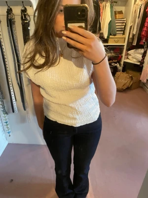 Vit ribbad topp med korta ärmar - Så söt ribbad topp med korta ärmar. Storlek S från Zara i nyskick, endast använd en gång. Hör av dig vid frågor/intresse 💞