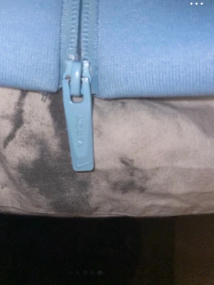 Blå NOCTA hoodie med dragkedja reserverat  - Säljer en stilren blå hoodie från NOCTA med hel dragkedja framtill. Hoodien har en klassisk design och är tillverkad i mjukt material som känns skönt mot huden. Perfekt för dig som gillar streetwear och vill ha något bekvämt och snyggt.