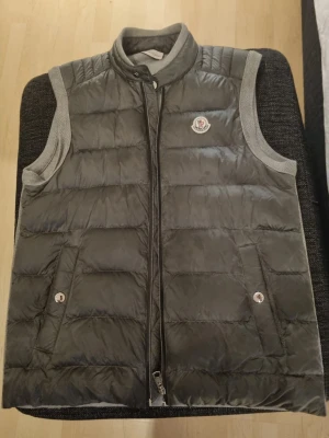 Moncler väst äkta - Moncler väst i bra skick men lappen i nacken har lossnat på ena sidan