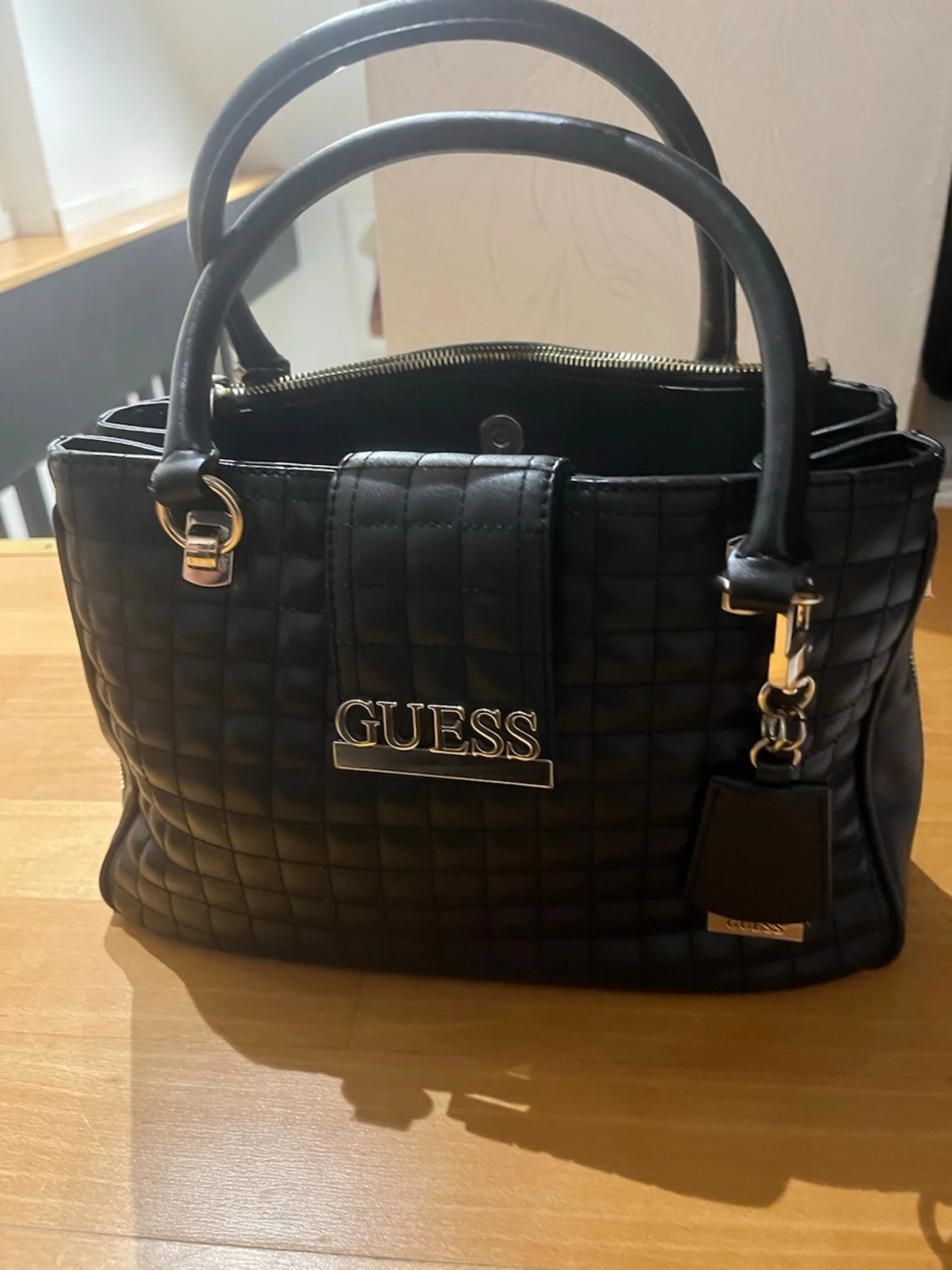 Svart quiltad handväska från Guess - 1