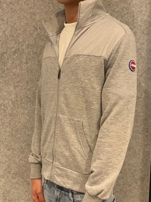 Colmar Zip Cardigan Tech Full Zip - Tjena säljer denna tvärfeta zip tröjan från Colmar Originals, perfekt nu inför våren och i storlek M. Skriv gärna vid intresse!