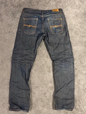 Nudie selvage jeans - Tjena! Säljer nu mina knappt använda selvage/selvedge nudies i modellen gritty jackson som behöver slitas in! De är som sagt väldigt nya och dry så potentialen i hur dessa kan slitas, formas och se ut i framtiden är grym! Storleken är 34/34 och passformen är rak. Nypris: 2500kr. Inga defekter.