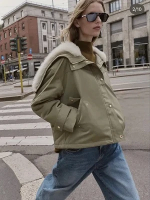 Vårjacka  - Säljer denna supper fina vårjackan som inte längre går att köpa på Zaras hemsida. Helt ny med prislappen!💓luvan kan man även stänga som man kan se på sista bilden 