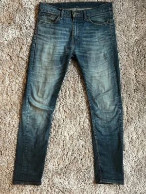 Levi's 510 31/34 sitter som 511 32/32 - Säljer ett par klassiska Levi's 510 i blå tvätt med slitningar och snyggt blekta partier. Jeansen har blivit behandlade av Lavato genom egen blekning och tvätt. 
