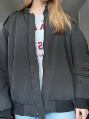 Bomberjacka från Nakd - Skitsnygg svart bomberjacka från na-kd, perfekt nu till våren! 🌸Stl 40 men passar även S-M, lite nopprig vid muddarna men inget som märks alls vid användning! 