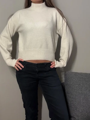 Vit stickad tröja med hög krage - Snygg vit stickad tröja med hög krage från & other stories. Jätteskön och inte särskilt använd. Storlek XS