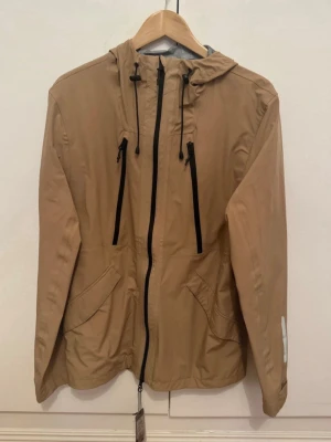 Allvädersjacka  - Helt ny. Alla lappar finns kvar. 
