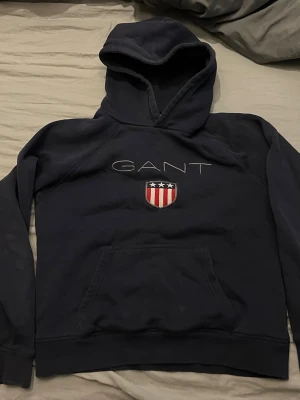 Hoodie - Hejsan! Säljer nu min gant hoodie eftersom den är för liten för mig, den är i storlek 158/164, det finns inga skador på den. Fråga om du har fler frågor😁