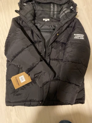 Jacka  - Snygg vinter jacka skickar med en mystery gift. Ej äkta