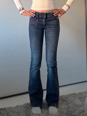 Jeans - Säljer dessa lågmidjade jeans från HM då dom är för korta för mig och inte kommer till användning. Storlek 170 alltså xs/s