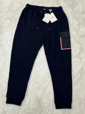 Mörkblå mjukisbyxor från Moncler - mörkblå mjukisbyxor från Moncler 