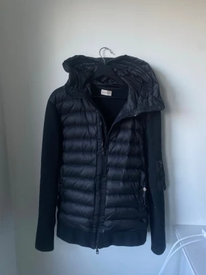 Moncler cardigan svart (size 3) - Säljer nu min Moncler cardigan som jag haft nu i ca 1 år! Jackan är varsamt använd och i riktigt fint skick😊köpte den här på Plick och kan därmed inte garantera äktheten på jackan till 100!