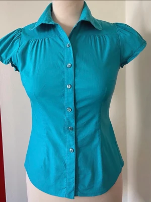 Snygg figursydd turkos blus/skjorta - Snygg figursydd turkos blus/skjorta från Orsay
