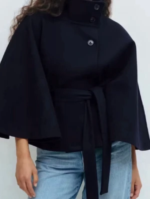 Mörkblå cape jacket - Superfint skick, knappt använd. Storlek XS/S men passar även M skulle jag säga❣️skriv vid frågor!