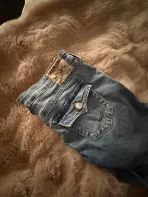 True religion jeans blå -  Jeansen är jättebra skick, Storlektjugoåtta men jättebra i längden, Jag är en och 170 cm. Ser inte använda ut.
