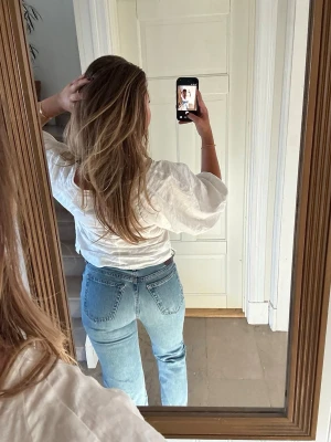 Jeans - Supersnygga straight leg jeans ifrån bikbok. De är i storlek W25 L32 och sitter som en S ungefär. Jeansen säger att de är low waist men på mig sitter dom lite mer åt mid waist hållet, men det beror helt på person. Sparsamt använda och helt perfekta nu till våren🥰🥰