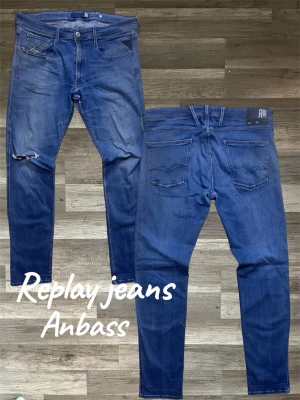 Replay anbass jeans herr - Replay jeans Modell anbass Storlek 36/34 Slimfit passform Slitningar här och där   Mått: Midja 47cm Längd 104cm Benöppning 17,5cm Lår 27cm  Skriv om ni har frågor! Fraktas samma eller nästa dag🚛📦