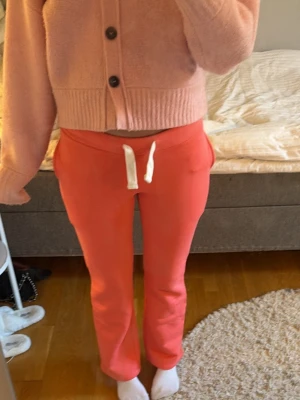 Korallrosa mjukisbyxor från Gina  - Säljer ett par korallrosa mjukisbyxor från Gina. De är helt nya, och har aldrig använt de. Säljer de eftersom de är försmå för mig, förkorta. De är nyskick. 