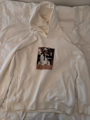 Limitato hoodie - Säljer en vit Limitato hoodie.