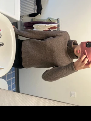 Brun stickad polotröja - Mysig brun stickad polotröja.  Storlek S men passar som XS.