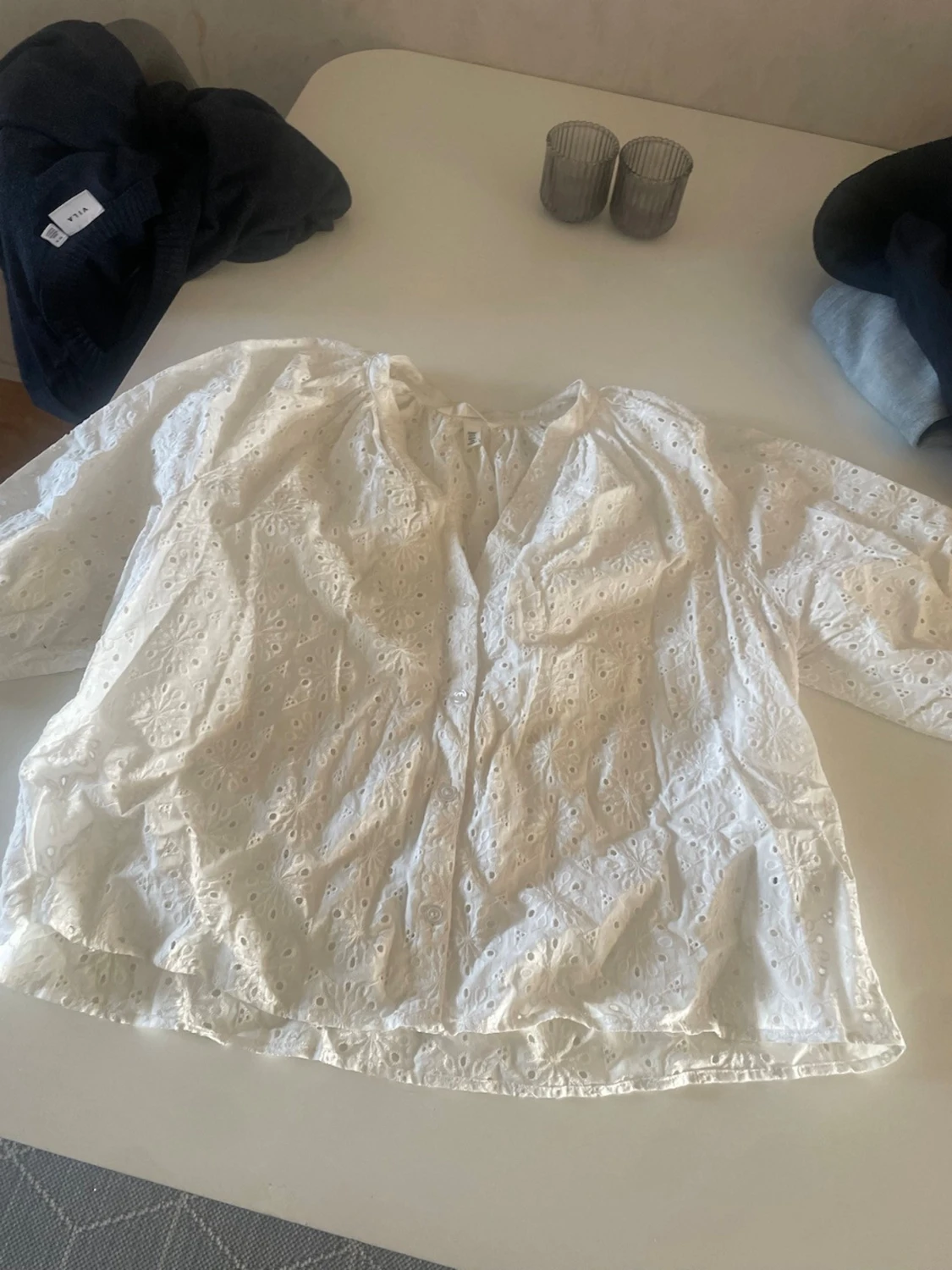 Vit broderad blus från HM