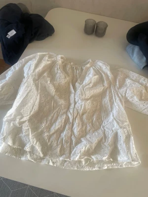 Vit broderad blus från HM - Knappt använd. Slutsåld på hemsidan senast jag kolla. 