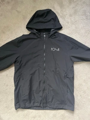 Polarskateco jacka  - Vindjacka i nyskick, herrmodell, dragsko längst ner på jackan 