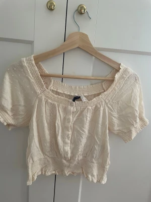 Ljusrosa blus med knappar - Söt ljusrosa blus med knappar framtill, som ny! Perfekt för sommarens alla outfits.🌸