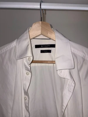 Tiger of Sweden - Tja! Säljer nu min skjorta från Tiger of Sweden då den tyvärr blivit för liten.  • Storlek: 38    Den är använd fåtal gånger (cirka 8–10 gånger) och är i väldigt bra skick, så den har fortfarande mycket kvar att ge, perfekt både till vardag och finare tillfällen.  Har du några funderingar så är det bara att skriva. Kan självklart skicka fler bilder vid intresse!