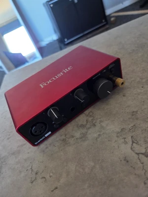 Focusrite scarlett solo 3rd gen - Säljer nu detta fina ljudkort/ interface. Fungerar perfekt för dig som vill spela in ljud, även gitarrer o andra instrument o mikrofoner osv. Kablar och ljudomvandlare för hörlurar följer även med!  Nypris ca 1300kr