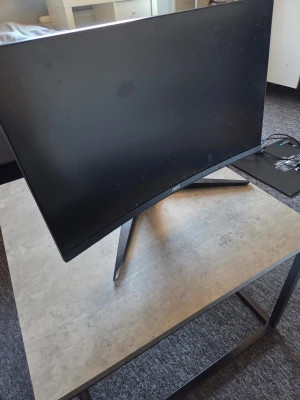 Aoc 24" 144hz curved gamingskärm - Säljer nu min kära gaming skärm då jag inte spelar längre. En stabil skärm som klarar allt från fps spel till bilspel och allt där emellan.   Värt att notera är att den är "curved" vilket jag älskar men kan vara ovant för vissa. Stativet har även en liten spricka (se bild 4).   Inköpt för ca 2000kr men har några år på nacken så säljer den för 800kr  Skicka gärna meddelande ifall du har frågor!