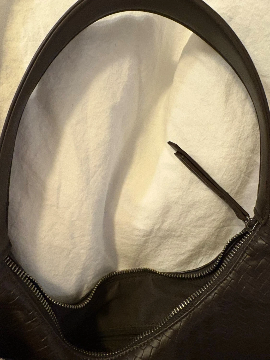 Svart flätad axelväska i skinnimitation - 1