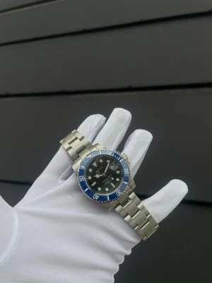 Seiko ”Smurf” Mod - Helt nybyggd Seiko ”smurf” Mod  Specifikationer: Storlek: 40mm Urverk: Nh35 (Automatiskt) Material: 904L Rostfritt Stål Glas: Sapphire Glas Tavla: Svart  Bezel: Blå Armband: Viklås och Justerbart  Krona: Screw Down Vattentålighet: 30 Meter Klocklåda ingår