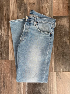 Levis 501 - Säljer nu mina otroligt snygga Levis 501. Jeansen är i otroligt bra skick och är sparsamt änvända utan hål, fläckar mm. Jeansen är i storleken 28/28 och är i den klassiska Levis blåa färgen. Nypriset på dessa är 1400kr :) Hör av er vid mer frågor/Mio