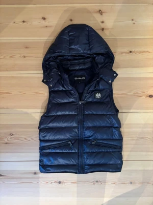Bvaldi väst mörkblå - Mörkblå väst ifrån bvaldi!🔥🙌 köpt i Täby centrum i januari för nypriset på 1800kr. Använd ett fåtal gånger🤝 säljs nu för mitt pris på endast 999kr🙌 pris går att diskutera! Har du några frågor tveka aldrig att ställa dom🎖️