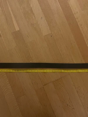 Svart skärp från Tommy Jeans - Snyggt svart bälte från Tommy Jeans i skinn med klassisk silverfärgad fyrkantig metallspänne. Perfekt accessoar för att lyfta din outfit och funkar till både jeans och byxor. Enkel design med diskret logga på spännet.