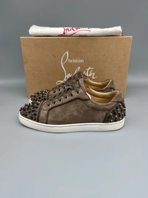 Beiga Louboutin skor med spikar fram och baktill  - • The shoes have been gently used and are in very good condition  • Size: 40.5 (fits 41–41.5)  • Color: Beige  • Retail price: 9500 SEK / 795€  • Box & dustbag included