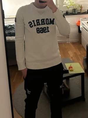 Morris tröja  - Säljer en snygg Morris tröja. Den är sparsamt använd. Hör av er vid frågor. Lite missfärgning från tvätt men syns knappt. Har inte försökt fått bort 